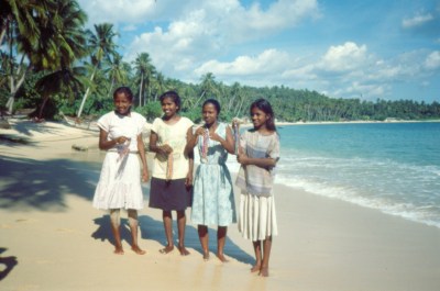  Nakid Women on Ramuan  Sri Lankan Girls Photos